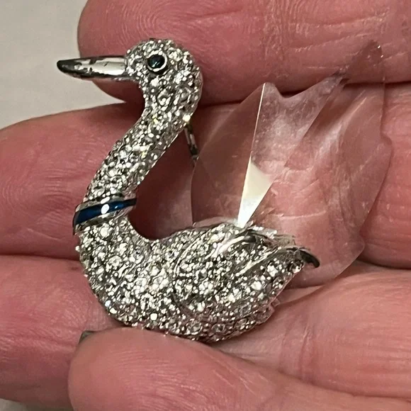 Vintage crystal and rhinestone Swan brooch with blue sapphire look accents - Picture 8 of 8